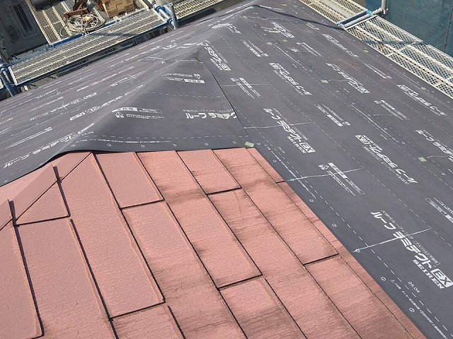 飯田市にて経年劣化したスレート屋根をカバー工法で改修、防水シート敷設の様子