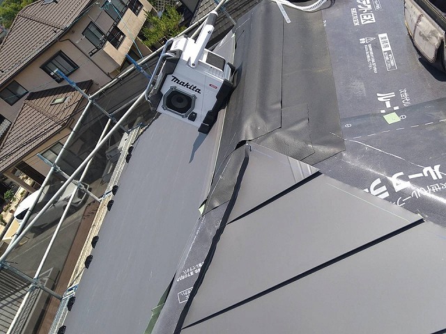 屋根カバー工法による改修工事のSGL鋼板屋根本体張り