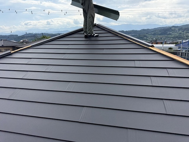 飯田市の住宅でSGL鋼板を用いた屋根カバー工事、隅棟への専用板金役物設置工程