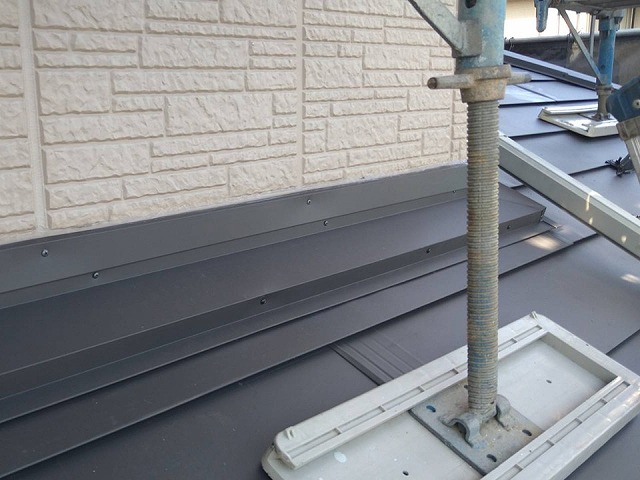 飯田市の屋根カバー工事、雨漏りが多い下屋根壁取り合い部を守る雨押え板金の設置