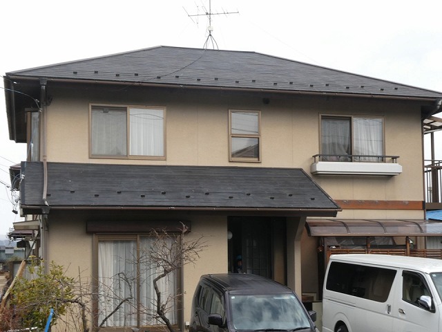 飯田市のミサワホーム住宅にて屋根調査、スレート屋根の色あせや苔、棟板金の浮きなど