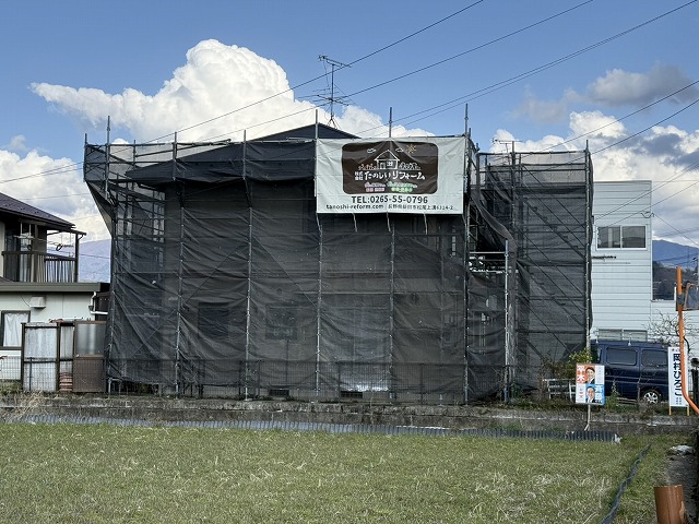 飯田市の住宅にて劣化したスレート屋根をカバー工法で改修、足場設置による開始状況