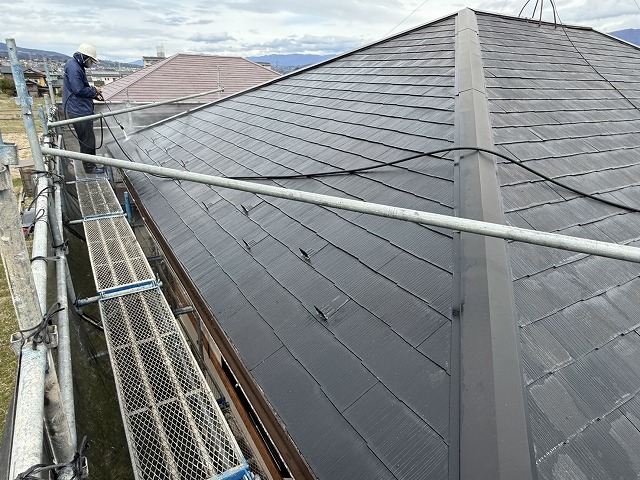 飯田市のミサワホーム住宅で屋根カバー工法を実施、高圧洗浄で苔や汚れを徹底除去