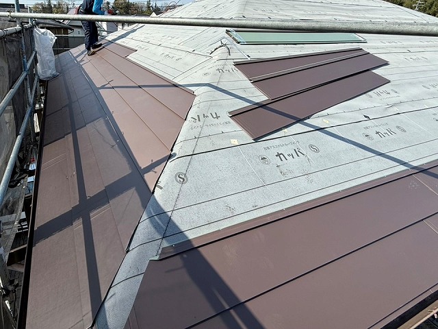 飯田市のミサワホーム住宅屋根カバー工事、水切り役物取り付けとSGL鋼板屋根本体葺き