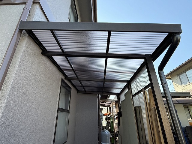飯田市のミサワホーム住宅にてベランダや物置スペースで行ったポリカ波板の張り替え