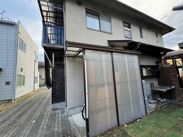 モルタル外壁の劣化状況を確認した現場調査の様子