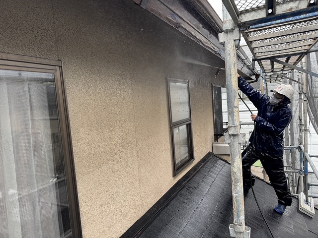 飯田市で住宅モルタル外壁塗装、劣化した塗膜や汚れを落として下地を整える高圧洗浄