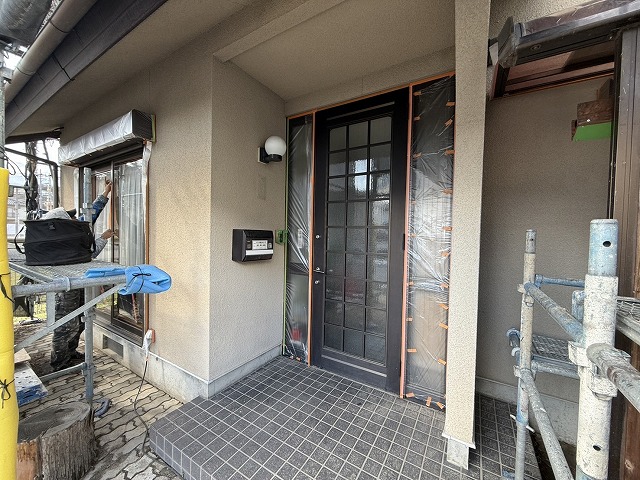 飯田市のミサワホーム住宅の外壁塗装、塗料の飛散や仕上がり向上を図る養生作業