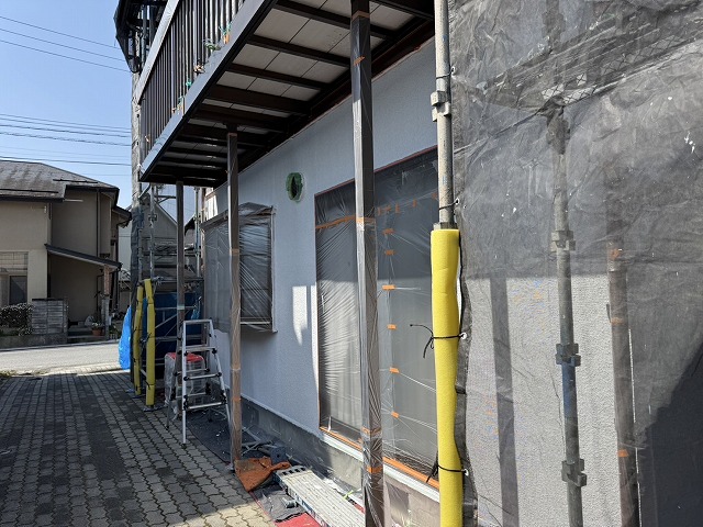 飯田市にてミサワホームの塗装工事、モルタル外壁を整える下塗り工程