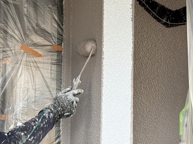 飯田市でひび割れやカビの発生があったモルタル外壁に対する塗装工事の中塗り