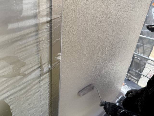 モルタル外壁塗装工事のローラーを用いた上塗り施工