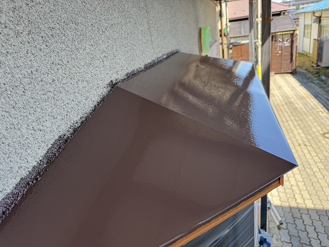 飯田市のミサワホーム住宅にて庇やフラワーボックスへの塗装で外観の印象を向上