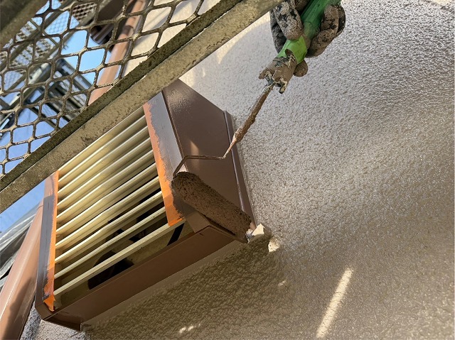 飯田市の住宅で鉄部塗装、屋外の土台水切りや換気フードなどにサビに強い塗膜を形成