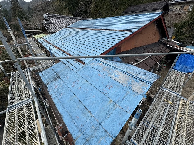 金属屋根の劣化を改善する屋根カバー工事の足場設置工程
