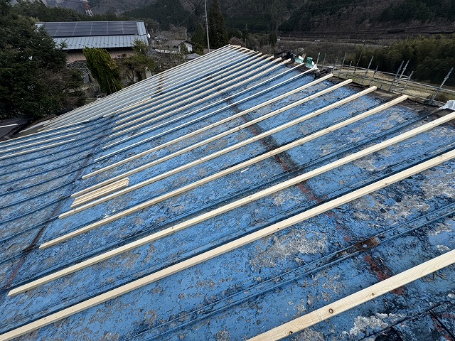 戸建て住宅の屋根カバー工事の既存金属屋根への垂木下地組み