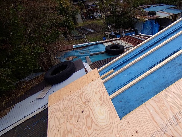 木曽郡大桑村の金属屋根に対するカバー工事、構造用合板による新たな野地板の設置