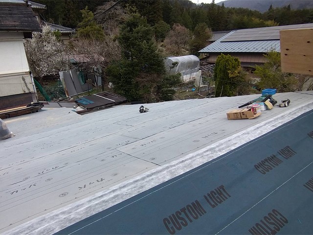 戸建て住宅の屋根カバー工事の防水シート敷設工程