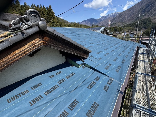 木曽郡大桑村の金属屋根を用いたカバー工事、軒先やケラバへの水切り役物先行取り付け