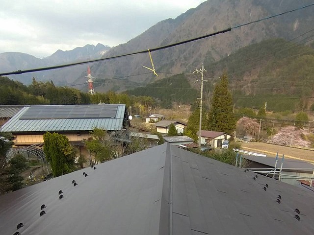 木曽郡大桑村のガルバリウム鋼板屋根を用いたカバー工事の棟板金設置仕上げ
