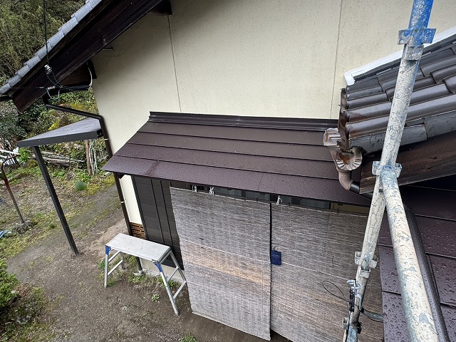 木曽郡大桑村の下屋根部カバー工事、雨水が集中する壁取り合い部への板金役物納め
