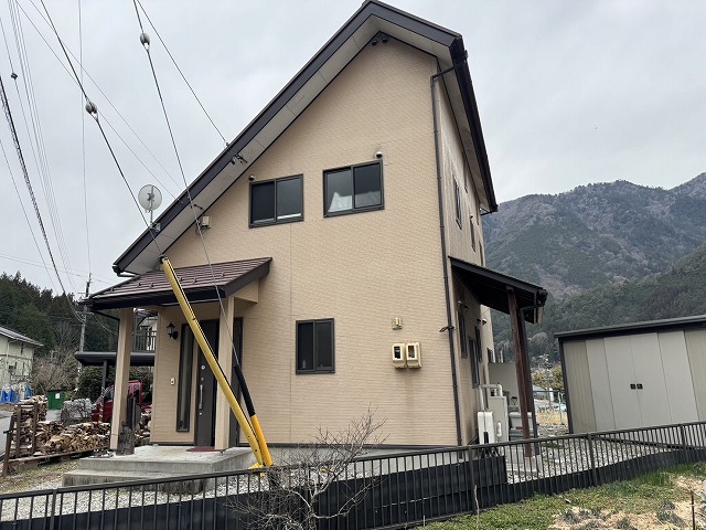 木曽郡大桑村の招き屋根住宅の無料点検、金属屋根の色あせや塗膜剥がれなどを確認