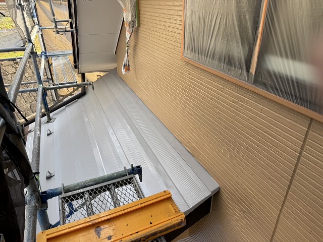 金属屋根塗装工事の下塗り工程