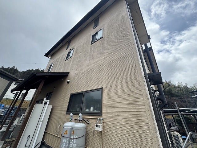 木曽郡大桑村の住宅で外壁の無料点検、サイディング外壁の色あせやカビの発生などを確認