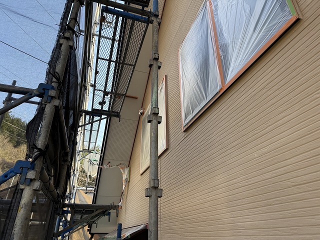 木曽郡大桑村にて外壁塗装の養生作業、施工時の汚れの付着を防ぎ完成品質を高める