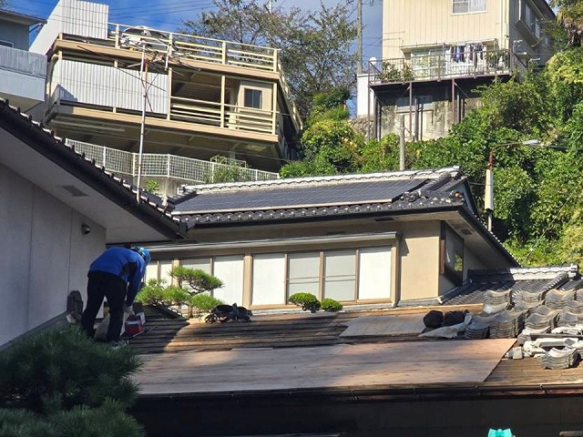 飯田市の経年劣化にともなう屋根工事、野地板増し張りとルーフィング敷設