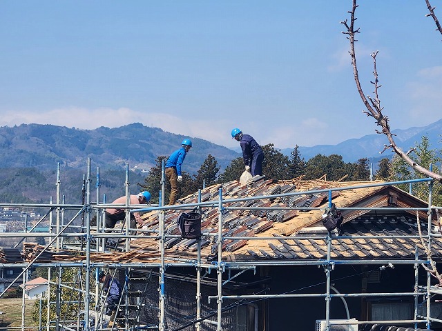 屋根葺き替え工事で既存の瓦材を解体している状況