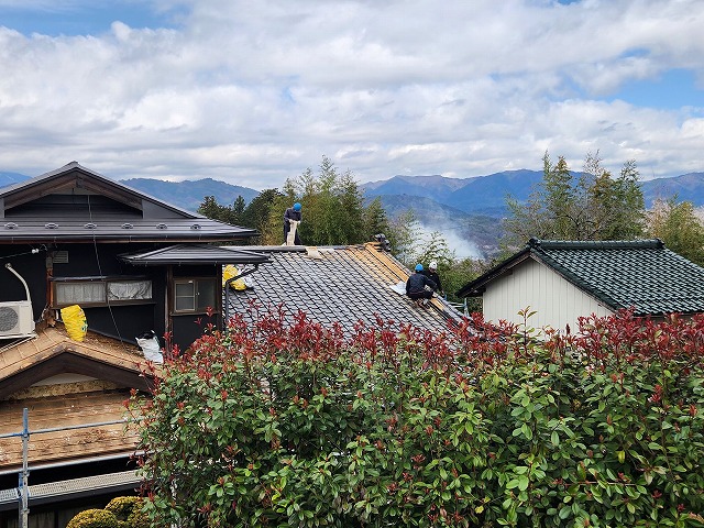 飯田市で日本家屋の屋根リフォーム、大屋根葺き替え後の屋根足場解体と下屋根瓦降ろし