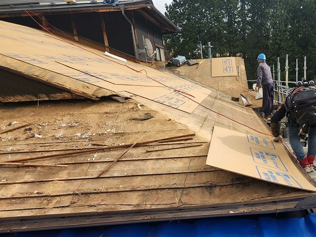 屋根葺き替え工事の野地板への断熱・遮音ボード重ね張り工程