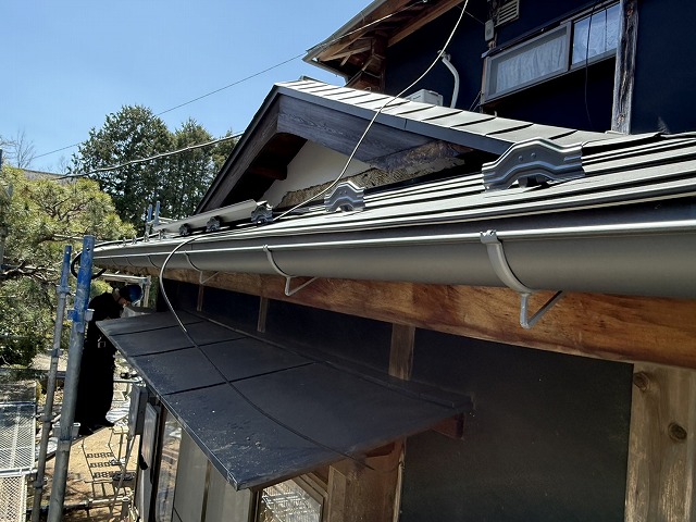 飯田市で老朽化した屋根と雨樋を一新、劣化状況を改善したビフォーアフターをご紹介