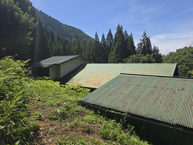 飯田市の住宅でトタン屋根の無料点検、サビや塗膜剥がれなど劣化を確認