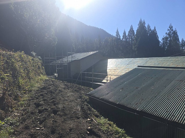 飯田市で傷んだトタン屋根へ実施する屋根カバー工事に向けた足場設置