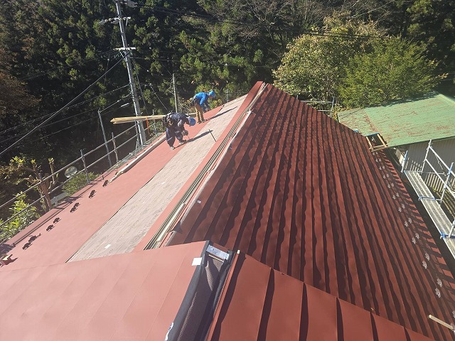 飯田市で軽量の耐久性に優れるガルバリウム鋼板屋根を用いたカバー工事の施工
