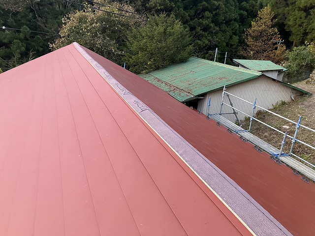 住宅屋根カバー工事で棟板金の下地材に防水シートを巻いた状況