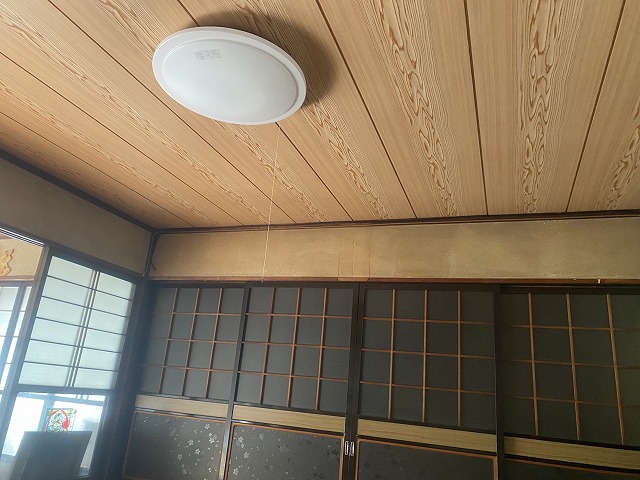 飯田市で板張り天井の張り替え、湿気の影響で傷みが生じた室内を工事
