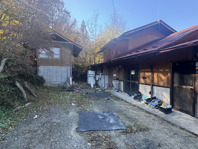 住宅のトタン外壁全面にサビや塗膜剥がれが広がっている劣化状況