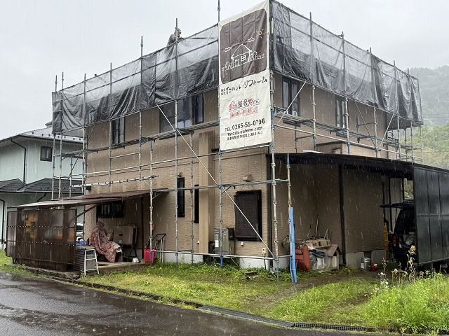 大桑村のセキスイハイムでコロニアル屋根塗装｜足場設置の様子