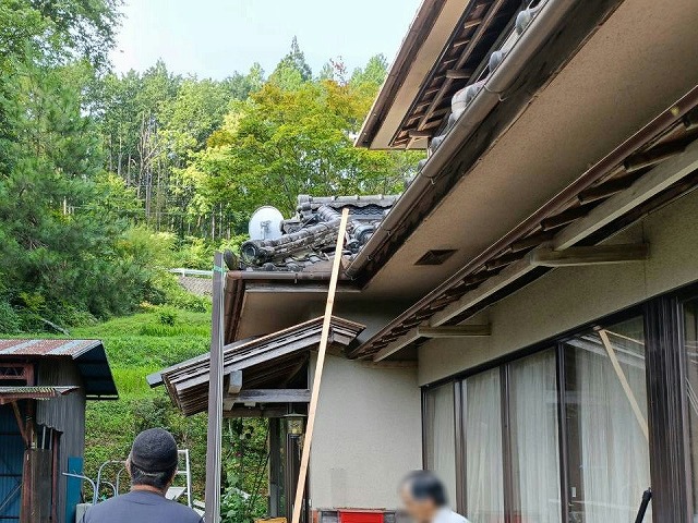 下條村の屋根カバー工事で軒先やケラバへの水切り材取り付けと防水シートの敷設