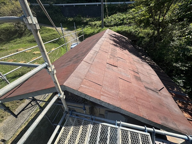 下條村で塗膜剥がれや錆のある農作業小屋の足場設置の工程