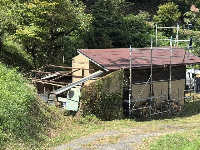 下條村で農作業小屋の屋根工事、既存トタン屋根や下地材を撤去