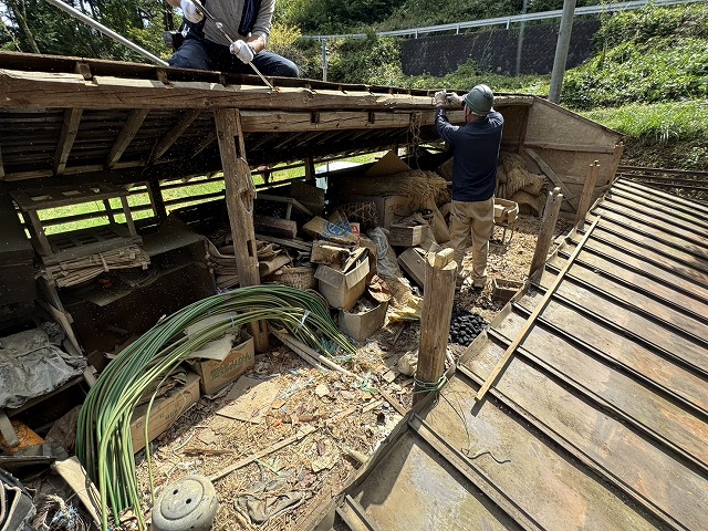 下條村で農作業小屋の屋根下地を再構築、構造用合板で野地板を新設