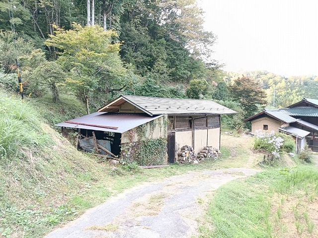 下條村の老朽化した倉庫で実施した屋根の葺き替え・カバー工事の仕上がり