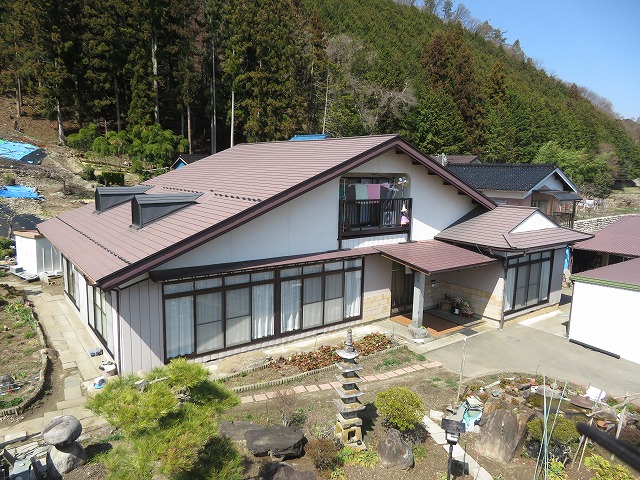 駒ヶ根市の築40年の住宅にて以前葺き替えた金属屋根の現場調査、色あせやサビを確認