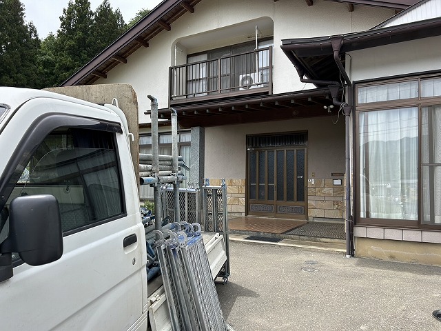金属屋根塗装工事の足場の資材を積み込んだ搬入車両