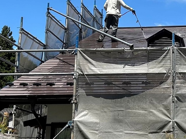 駒ヶ根市で塗膜剥がれやサビの発生があった金属屋根に行う塗装工事の高圧洗浄作業