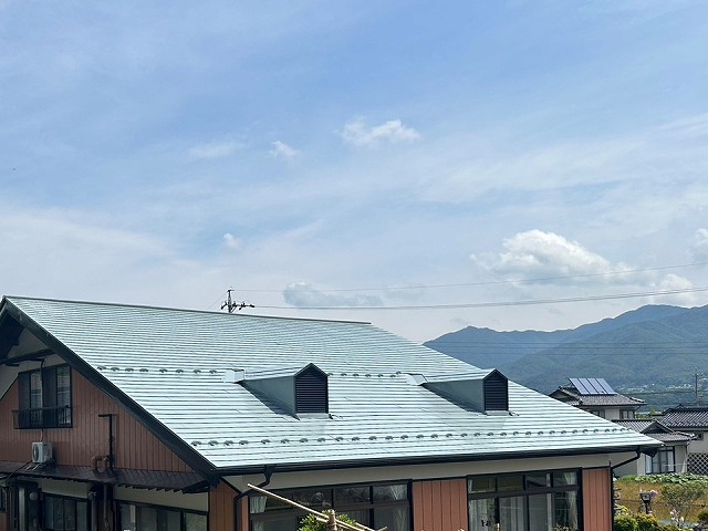 以前と異なる色を使った金属屋根塗装工事で大きくイメージチェンジした住宅の外観