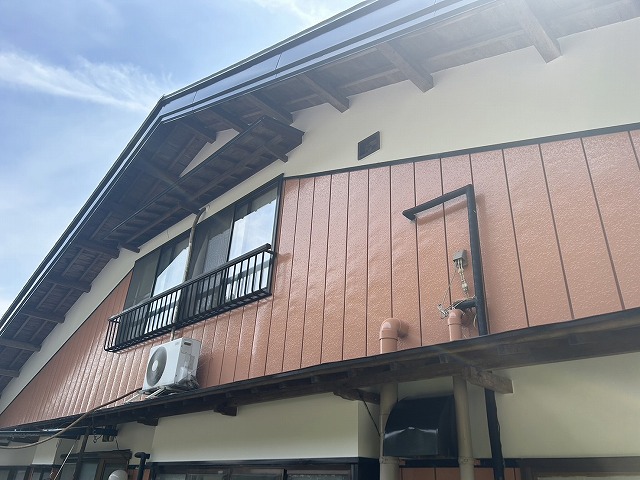 駒ヶ根市の住宅でモルタルや漆喰仕上げの外壁に対するひび割れ補修と塗装の様子